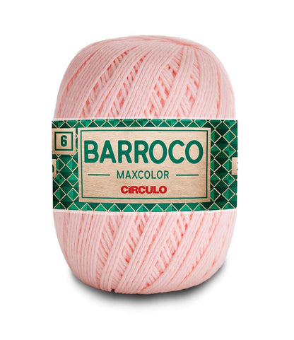 Hand holding Circulo Barroco Maxcolor Cotton Yarn skein.