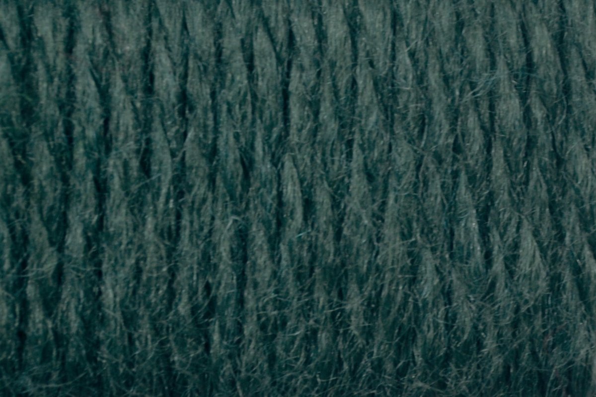 Círculo La Seda yarn, blend of 70% acrylic and 30% wool (100g/166m)