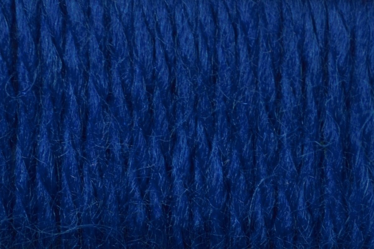 Círculo La Seda yarn, blend of 70% acrylic and 30% wool (100g/166m)