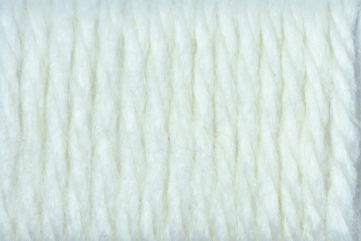 Círculo La Seda yarn, blend of 70% acrylic and 30% wool (100g/166m)