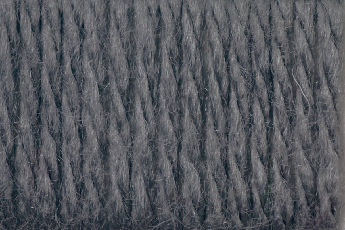 Círculo La Seda yarn, blend of 70% acrylic and 30% wool (100g/166m)