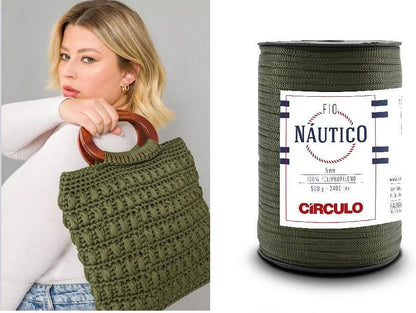 Circulo Fio Náutico Yarn in a bold crafting scene.